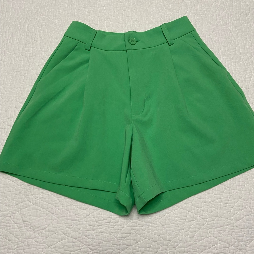 Danielle Bernstein High Waist Green Shorts with Tailored Pleats